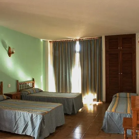 Amistat Island Hostel Ibiza - Albergue Juvenil